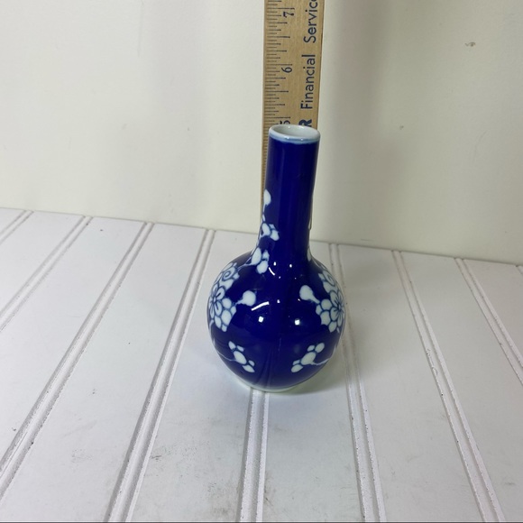 Asian Prunus blue & white floral small vase - Picture 4 of 7
